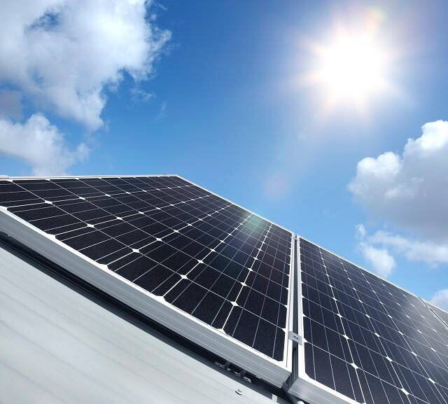 Солнечные батареи работают в вашем доме, преобразуя фотоны солнечного света в постоянный ток., который затем поступает в ваш инвертор. Потом, ваш инвертор преобразует постоянный ток в переменный и отправляет переменный ток в вашу электрическую коробку для питания вашего дома. Ваша солнечная энергетическая система - это эффективный и доступный способ владеть своей электроэнергией, а не арендовать ее из сети.